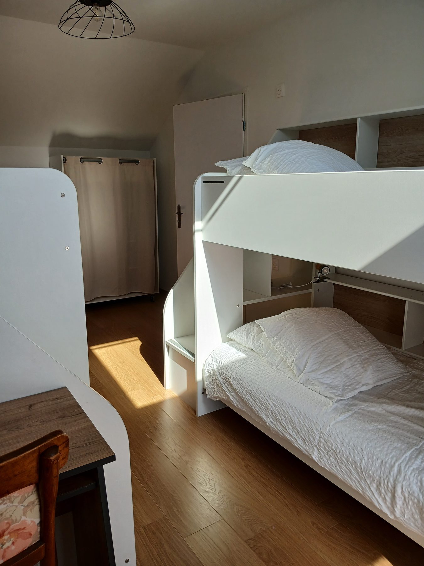 Les lits superposés vus de l'entrée de la chambre