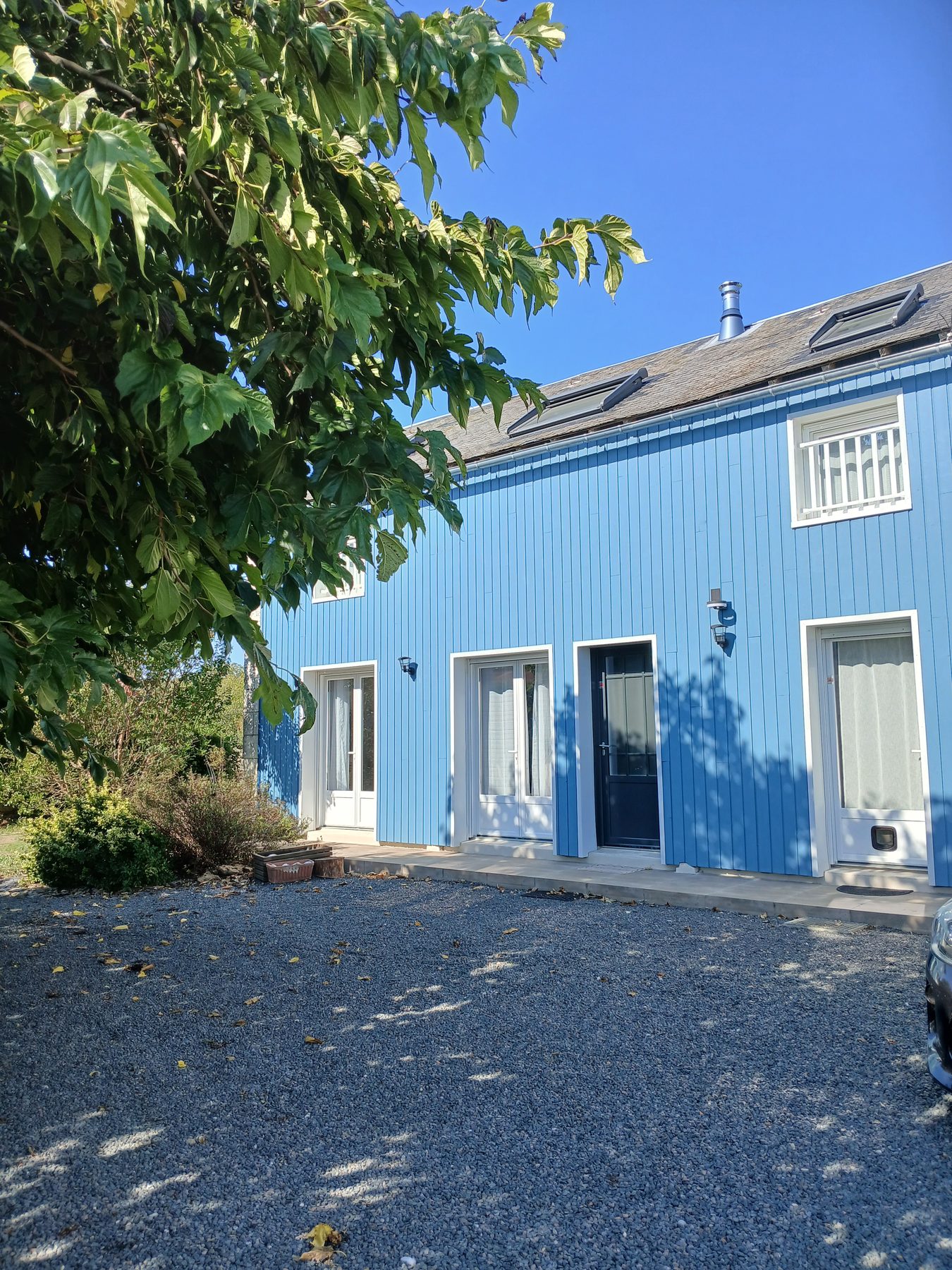 La façade bleue du gîte