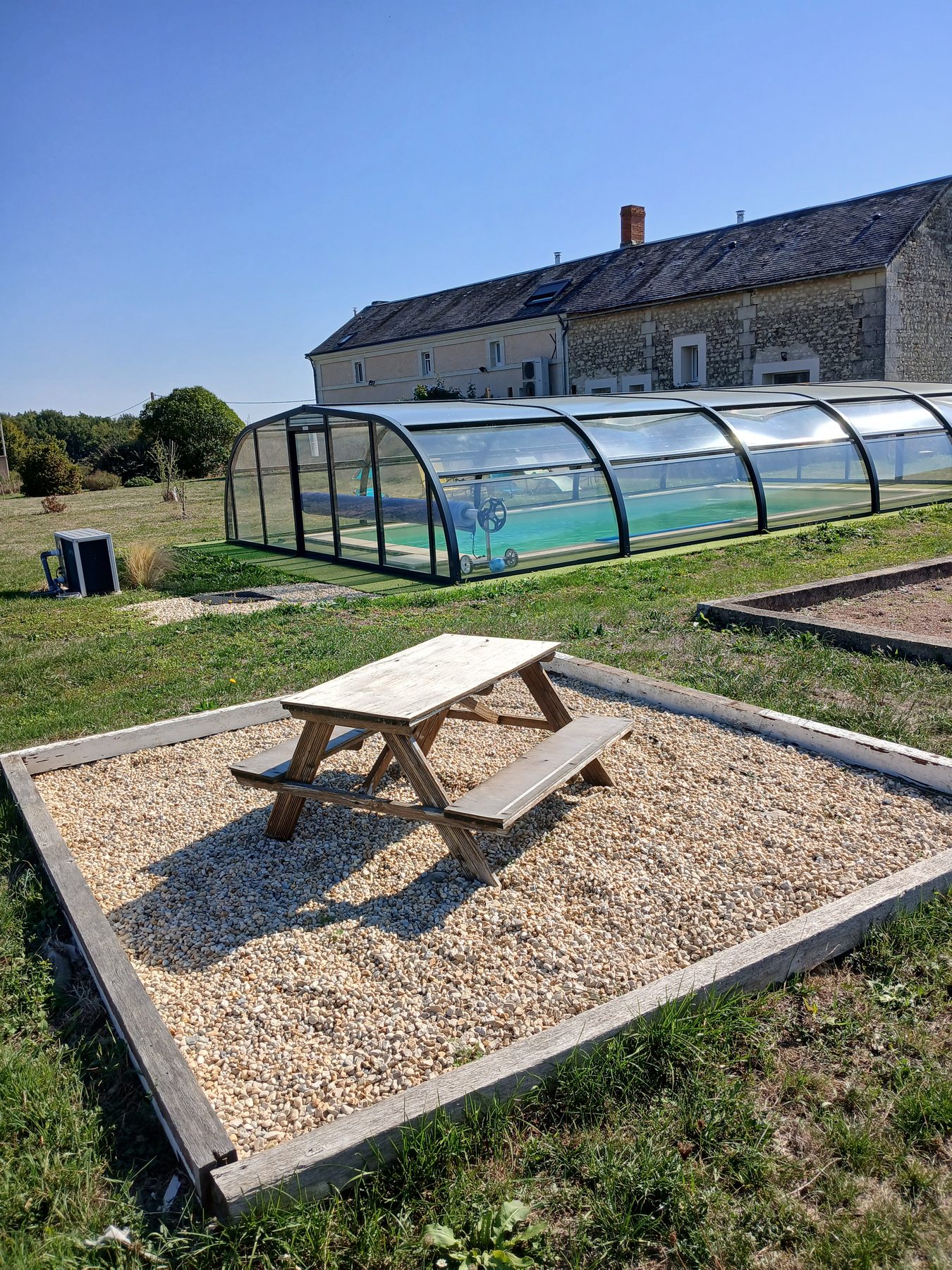La maison et la piscine, au milieu des champs