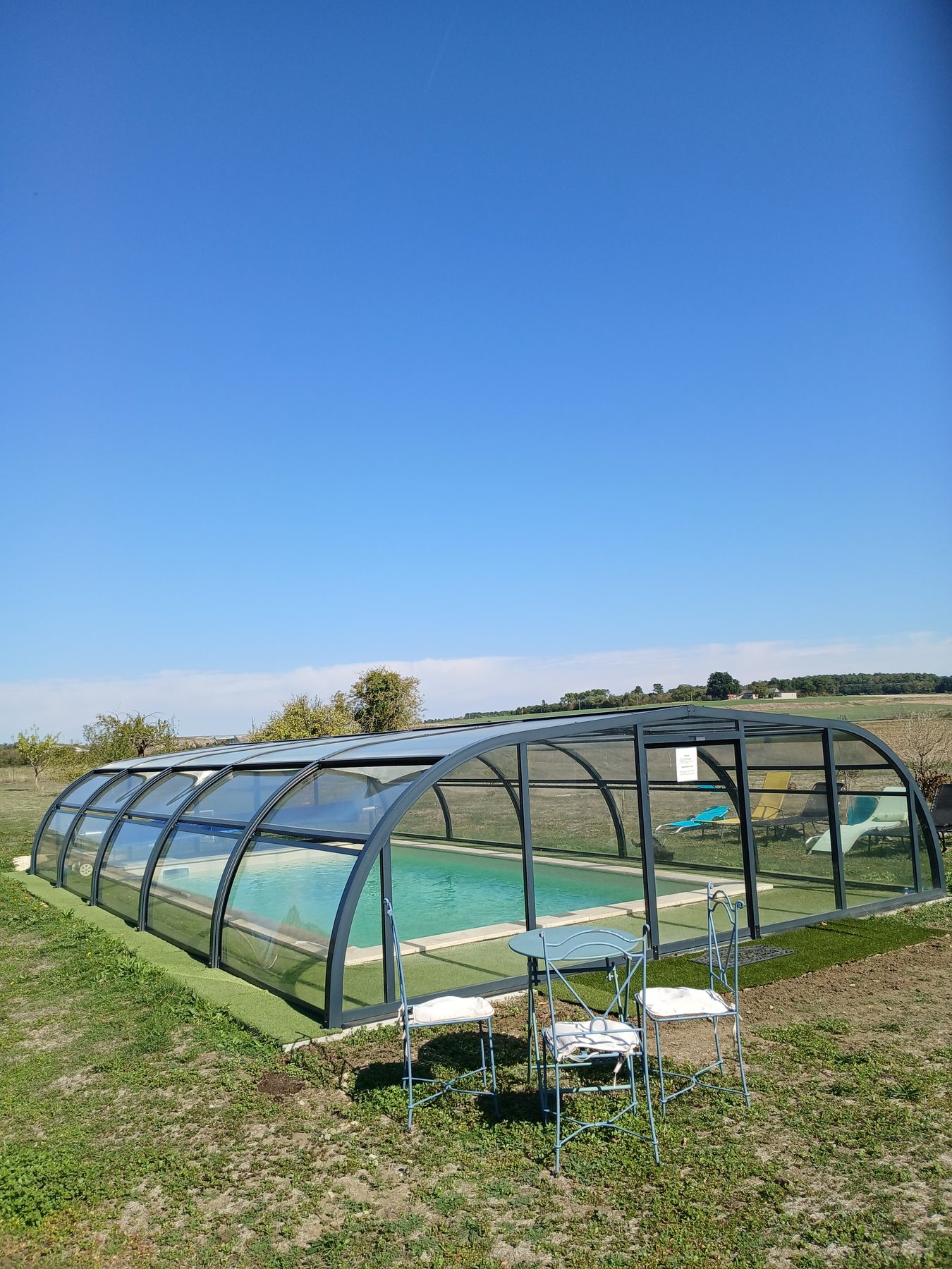 La piscine chauffée sous abri