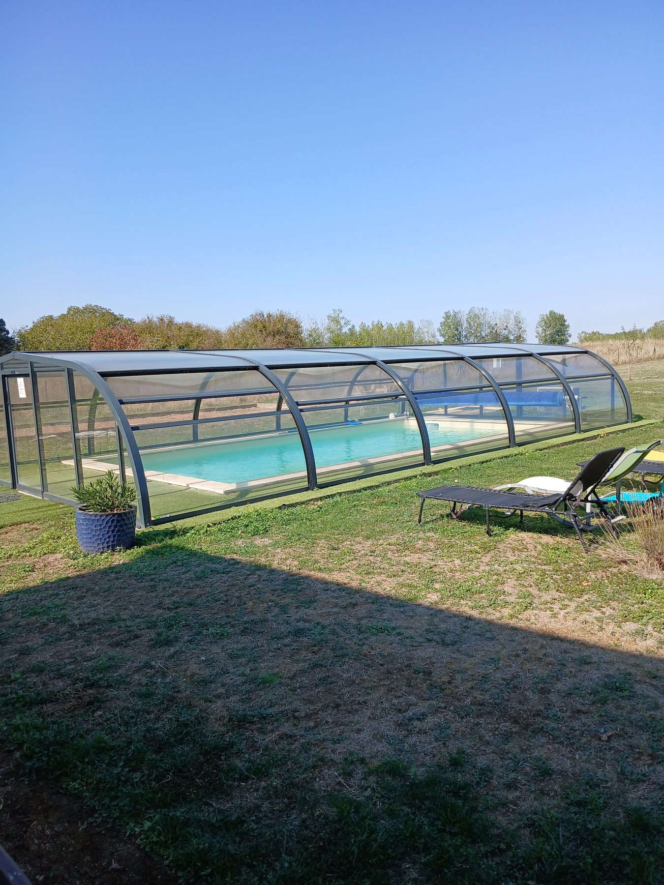 La piscine chauffée sous abri, dans le jardin