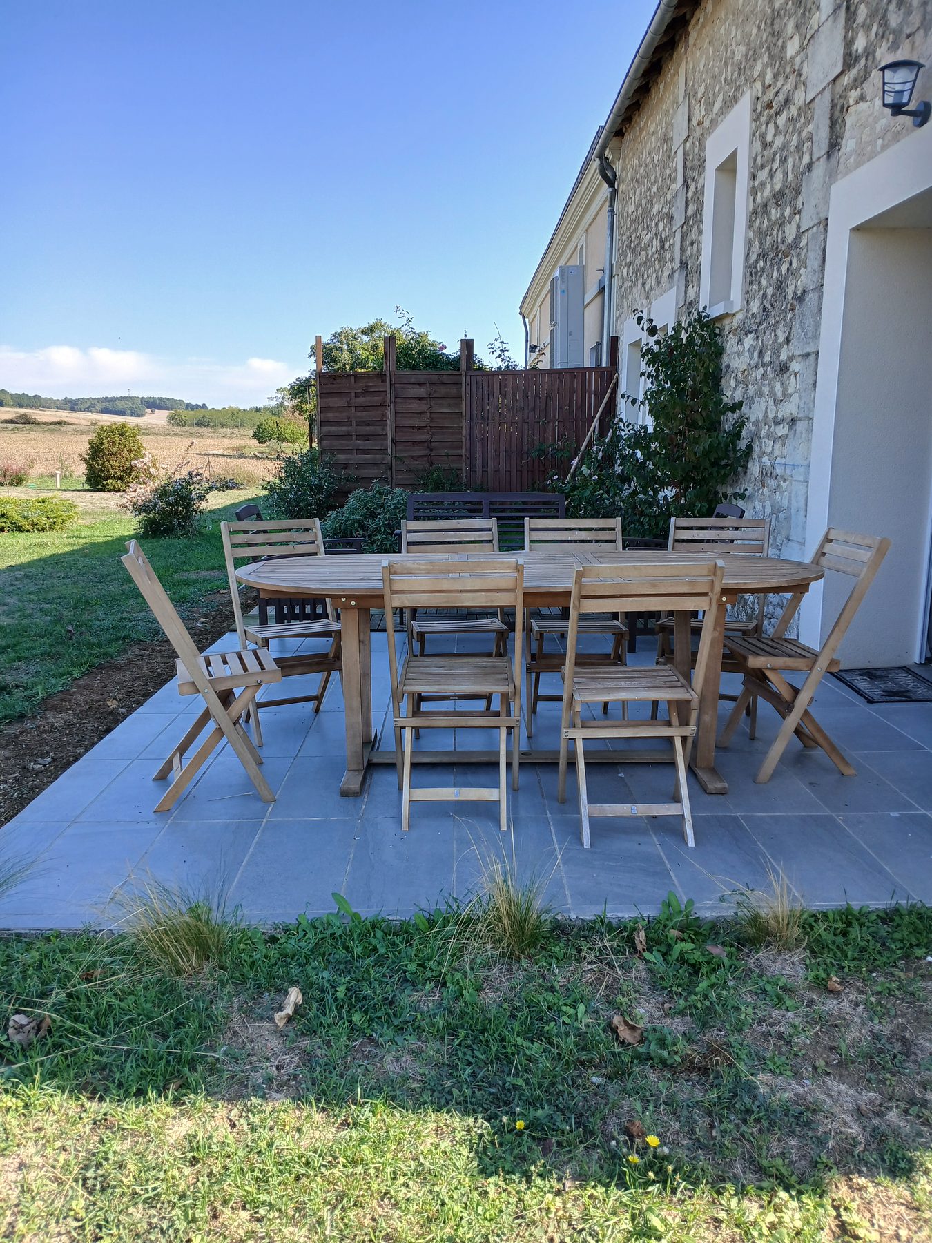 La terrasse privée et sa grande table